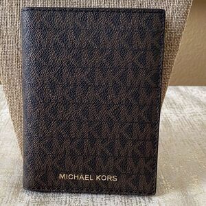 Michael Kors Jet Set Travel Passport Brown/Tan Logo Print Canvas Wallet. NWOT
